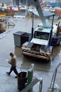 franna crane Assisting in engine lift boat build brisbane qld
