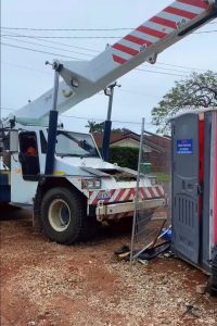 franna taxi crane assisting on home build brisbane qld